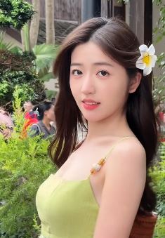 甜美女孩「梨涡姐姐」头插鲜花分享街头随拍 网友:我要长这样做梦都笑醒