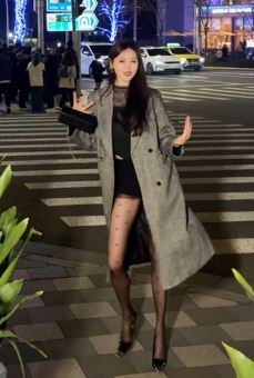 长腿小姐姐「小龙鼠」性感穿搭夜晚街头热舞! 网友:太喜欢这腿了