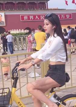 高颜值美女骑共享单车天安门游玩