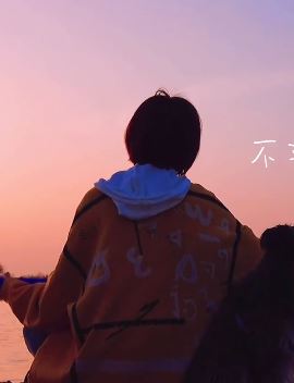 抖音音乐人「程响」什刹海吉他弹唱《笑红尘》 ,网友:一听就心醉!