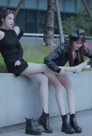街拍两个可爱的小姐姐 你会喜欢哪个呢?