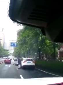 路怒男插队加塞被拒 下车找对方理论险被碾压