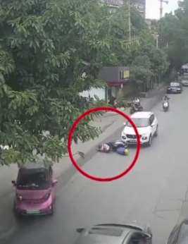 女子被压车下，30名群众合力抬车救人！