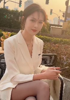 极品御姐「小龙鼠」穿黑S分享户外日常  网友:就服你这该死的气质