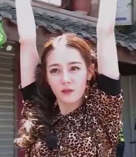 迪丽热巴豹纹造型上热搜