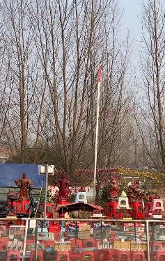 套圈界的天花板：网红「左手圈王」几下套走一只羊，老板硬气就是不服！