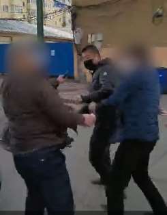 黑龙江一男子使用老年机无法扫健康码与防疫人员起冲突