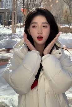 甜妹子「小埋姐姐」穿黑S户外赏雪 网友:真的不冷吗?