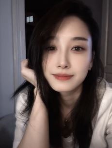 90后小姐姐「鹿鹿」分享生活日常,精致五官令人难忘!