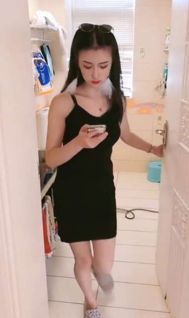 搞笑：美女刚上完侧所，另一个美女进去，之后表情亮了?