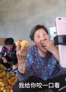 8旬老人用方言直播卖杏 边卖边吃幽默搞笑