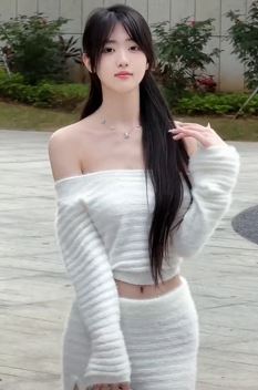 漂亮小姐姐「鹿鹿很矮」露肩穿搭分享户外随拍 网友:美丽冻人