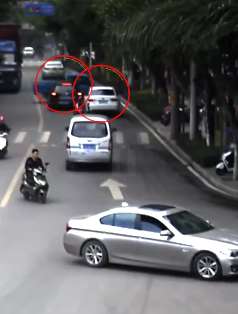 三轮车违规掉头，女司机情急下冲过绿化带撞伤2路人