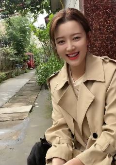 气质美女「河南贝兒」喜欢谢霆锋这首「谢谢你的爱1999」网友:笑容如此治愈