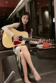 多才多艺小姐姐吉他弹唱歌曲《逆光》，声音太像孙燕姿了！