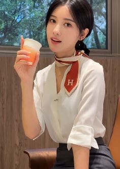 气质小姐姐「是小朱吖」穿工作装分享上班日常  网友:纯欲天花板