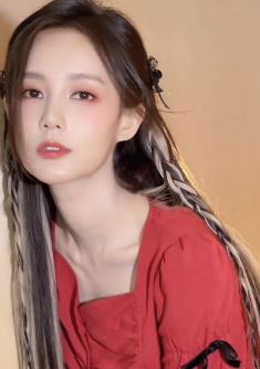 演员李一桐发抖音晒闪亮星造型 网友:女神一如既往的亮!