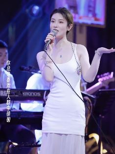 网红歌手「小柴柴」甜美翻唱《当你孤单你会想起谁》,一开口仿佛回到2004年的夏天!
