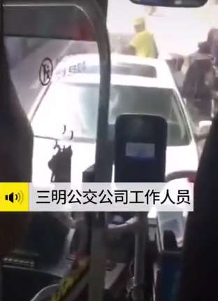 男子开宝马逆行逼停公交车