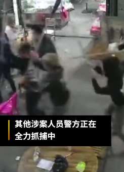 多人持棍冲进夜宵店2主犯迫于压力投案自首