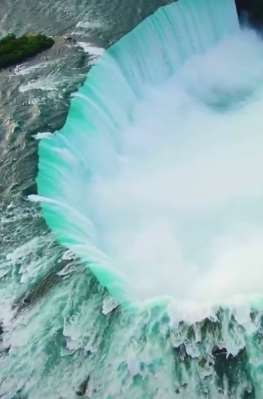 航拍毛里求斯岛的水下瀑布美爆了