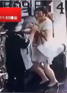 监拍：女顾客不戴口罩被阻拦掌掴店员