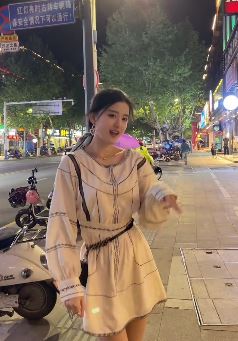 杭州网红小姐姐「小思思」挑战闽南摇舞蹈 网友:赵露思、刘亦菲合体了!