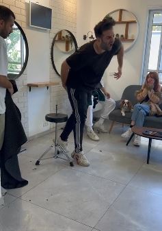 老外搞笑视频：在陌生人面前恶搞，吓坏一旁美女！