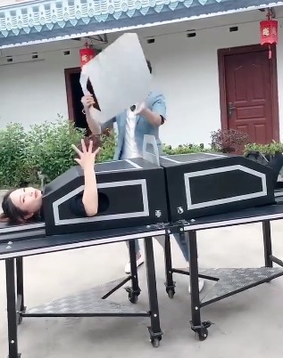 切勿模仿，这魔术也太厉害了，如何把人分成了两半！