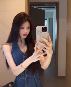小姐姐「甜美的恶狼」穿时尚牛仔裙分享居家自拍  网友:简直美到心坎了
