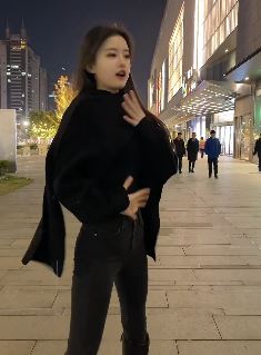 网红美女「小思思」街头跳律动锁喉舞 网友:有点像朴智妍!