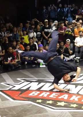 街舞精彩对决，各各身怀绝技。