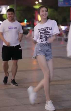 长腿小姐姐与大妈PK跳广场舞  身后小伙负责搞笑!