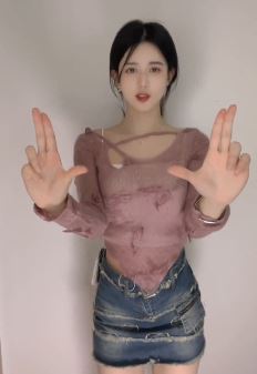 甜美小姐姐「小云朵要开心」纯欲穿搭居家浅跳 网友:分类收藏家来咯