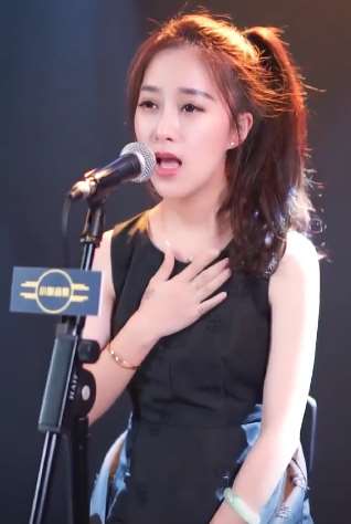 美女翻唱老歌《为你我受冷风吹》，人美声更美！