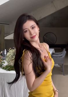 极品御姐「水水淼」分享性感女人味穿搭 网友:时尚佳人!