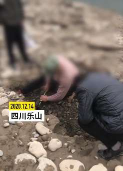 四川岷江边一处河滩与大量古钱币引众村民前来挖宝