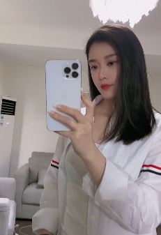 气质小姐姐「lss」居家自拍分享好状态  网友:就缺一个你这样的女友