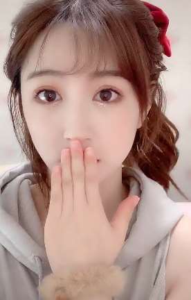 这么可爱的小姐姐必须赞一下 不要说你不喜欢哦！