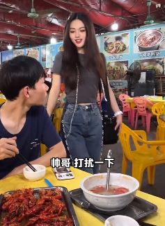 小姐姐「金钰晨」到餐馆给食客免费唱歌，一首《下辈子不一定还能遇见你》唱的真不错！