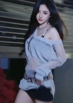 迷人小姐姐「胖头鲸」纯欲穿搭分享街头随拍