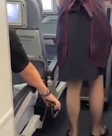 网曝男子乘飞机偷拍空姐裙底被抓