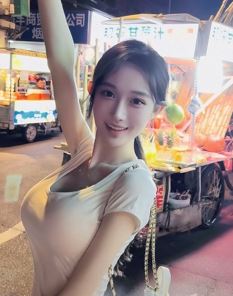 甜美小姐姐「koiDuo」夜晚街边小摊享美食 网友:初恋般的感觉