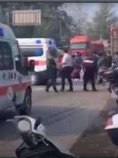 幼儿园接送车与货车相撞致4死9伤