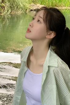 长沙小姐姐「李瑜」小河边享受清新大自然味道 网友:落入凡间的女神