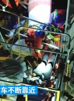 塔吊工人42米高空突发高烧昏厥 消防员将其转移地面后送医