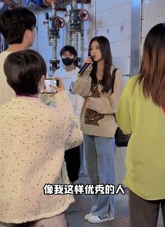网红小姐姐金钰晨翻唱《像我这样的人》引路人围观