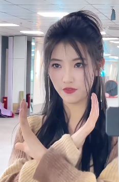 网红小姐姐「孙甜苦辣」画精致美妆跳手势舞 网友:求拍部偶像剧