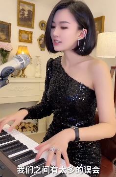 气质小姐姐「蓝万」钢琴弹唱《你到底爱谁》,人美歌甜!网友:美女配佳音!