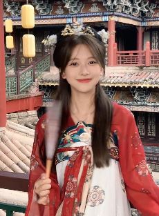 气质小姐姐「詹悠米」穿古装汉服景区随拍 网友:有点像关晓彤